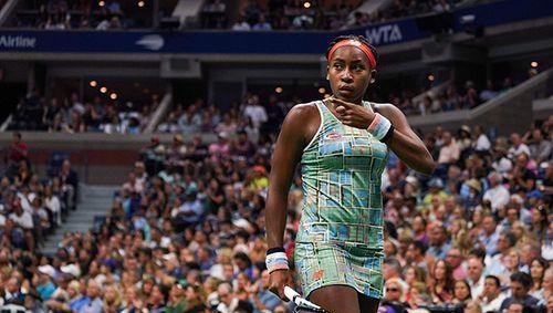 突显出了中 突显出了中